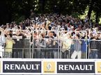 Болельщики на уличном шоу Renault