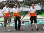 Пол ди Реста с инженерами на традиционной прогулке по трассе