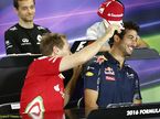 Себастьян Феттель пытается примерить на Даниэля Риккардо кепку Ferrari, Гран При Австралии, 2016