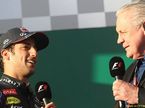 Даниэль Риккардо отвечатет на вопросы Алана Джонса, чемпиона мира 1980 года, на подиуме в Мельбурне, 2014 год