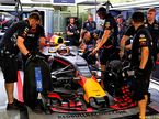 Макс Ферстаппен в боксах Red Bull Racing