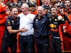 Даниэль Риккардо принимает поздравления от руководства Red Bull Racing