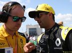 Даниэль Риккардо с инженером
