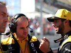 Даниэль Риккардо с инженерами