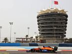 Даниэль Риккардо за рулём McLaren MCL35M на тестах в Бахрейне