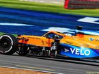 Даниэль Риккардо за рулём McLaren MCL35M на трассе в Сильверстоуне