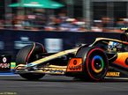 Ландо Норрис за рулём McLaren MCL36 на трассе в Мехико