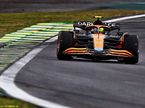 Ландо Норрис за рулём McLaren MCL36 на трассе в Сан-Паулу