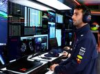 Даниэль Риккардо в гараже Red Bull Racing в Альберт-парке, фото Red Bull