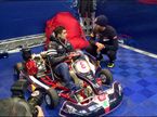 Даниэль Риккардо консультирует одного из участников финала Red Bull Kart Fight