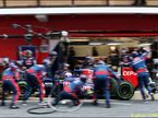 Механики Toro Rosso тренируют пит-стопы на тестах в Барселоне
