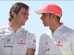 Педро де ла Роса (слева) и Льюис Хэмилтон