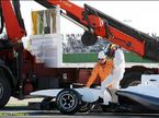 Машину Педро де ла Росы эвакуируют с трассы после столкновения с Williams Нико Хюлкенберга