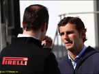 Педро де ла Роса с инженером Pirelli