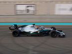Джордж Расселл за рулём машины Mercedes на шинных тестах в Абу-Даби