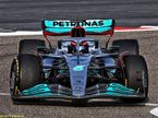 Джордж Расселл за рулём Mercedes W13 на трассе в Бахрейне
