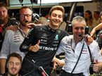 Джордж Расселл вместе с инженерами Mercedes радуется завершению сезона
