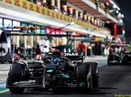 Машины Mercedes на пит-лейн автодрома в Катаре перед решающей попыткой в квалификации