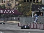 Карлос Сайнс финиширует 2-м, а позади него видна Mercedes Кими Антонелли, фото XPB