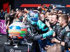 Команда Mercedes поздравляет своих гонщиков с победным дублем, фото XPB