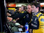 Карлос Сайнс общается с инженерами Renault на тестах в Барселоне