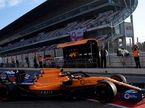 Машина McLaren МCL34 на пит-лейн автодрома в Барселоне, фото пресс-службы McLaren