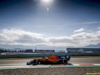 Карлос Сайнс за рулём McLaren MCL34 на трассе в Барселоне