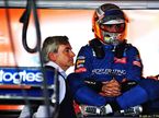 Карлос Сайнс и его отец в боксах McLaren