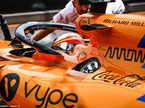Карлось Сайнс за рулём McLaren перед стартом гонки 