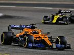 Карлос Сайнс за рулём McLaren MCL35 на трассе в Сахире