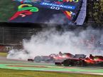 Индицент в 1-м повороте, машина Карлоса Сайнса в центре кадра, фото XPB