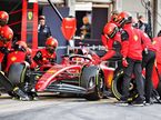 Шарль Леклер за рулём F1-75 в боксах Ferrari