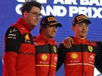 Маттиа Бинотто, Карлос Сайнс и Шарль Леклер на подиуме в Бахрейне, фото XPB