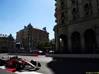 Карлось Сайнс за рулём Ferrari F1-75 на трассе в Баку