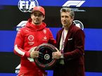 Шарль Леклер принимает приз за поул от Патрика Демпси, актёра и гонщика, фото XPB