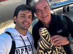 Карлос Сайнс с сыном после победы в Дакаре, фото из социальных сетей