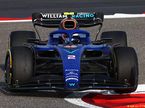 Логан Сарджент за рулём FW45 на трассе в Бахрейне
