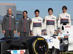 Петер Заубер (слева), Мониша Кальтенборн и гонщики команды на презентации Ssauber C31 в Хересе