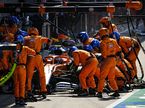 Механики McLaren работают с машиной Ландо Норриса на Гран При Италии