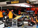 Машина Даниэля Риккардо в боксах McLaren в Имоле