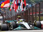 Льюис Хэмилтон за рулём Mercedes W13 на трассе в Сан-Паулу