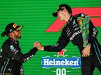 Гонщики Mercedes поздравляют друг друга на подиуме в Сан-Паулу