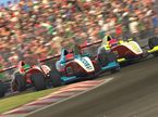 Ирина Сидоркова (её машина в центре) на пути к победе в третьей гонке на виртуальной трассе в Брэндс-Хэтче