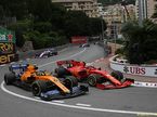 Ferrari Шарля Леклера и McLaren Ландо Норриса в повороте Loews