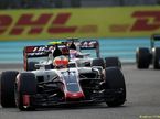 Машины Haas F1 на трассе в Абу-Даби