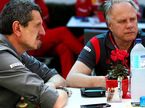 Гюнтер Штайнер и Джин Хаас, владелец комады Haas F1