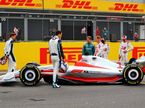 Гонщики рассматривают модель машины 2022 года, представленную FIA в Сильверстоуне, фото XPB
