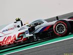 Мик Шумахер за рулём машины Haas на трассе в Катаре