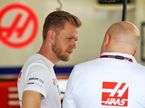 Кевин Магнуссен в боксах Haas F1 на тестах в Бахрейне, фото XPB