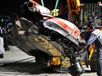 Разбитую машину Мика Шумахера эвакуируют с трассы в Джидде, фото XPB